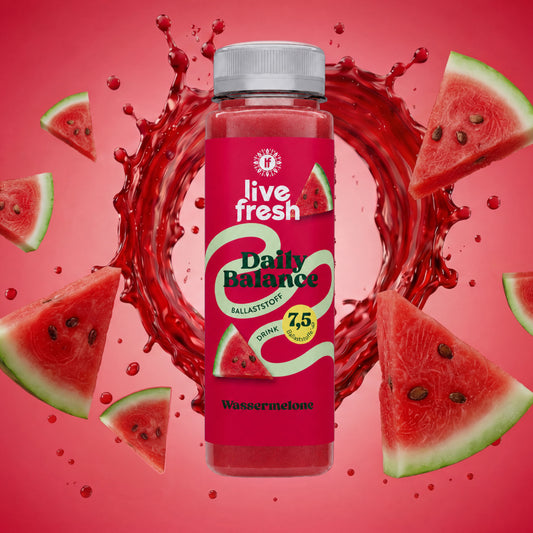 LiveFresh Daily Balance Ballaststoffquelle Drink Wassermelone mit frischen Wassermelonenstücken und Saftswirl im Hintergrund