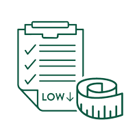 Grünes Symbol mit Checkliste, auf dem LOW steht und ein Pfeil nach unten zeigt. Daneben ein Maßband. Es weist auf eine kalorienarme Ernährung und Unterstützung beim Abnehmen hin.