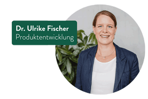 Porträt von Dr. Ulrike Fischer, Mitarbeiterin in der Produktentwicklung bei LiveFresh. Sie trägt einen dunkelblauen Blazer über einem weißen Oberteil und lächelt in die Kamera. Links im Bild steht ihr Name und ihre Position auf einem grünen Schild.