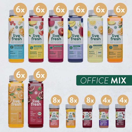 Produktübersicht des Office Mix Pakets von Live Fresh mit je 6 Flaschen pro Sorte: Hey Wach, Sommer Gefühle, Rote Rakete, Keep Cool, Happy Lemon, Gold Rausch, Orange, Bio Granatapfel. Dazu Shots: 8x Ingwer Sturm, 8x Kurkuma Power, 8x Sunshine Berry, 4x Ingwer Prise, 4x Rote Kraft. Überschrift „OFFICE MIX“.