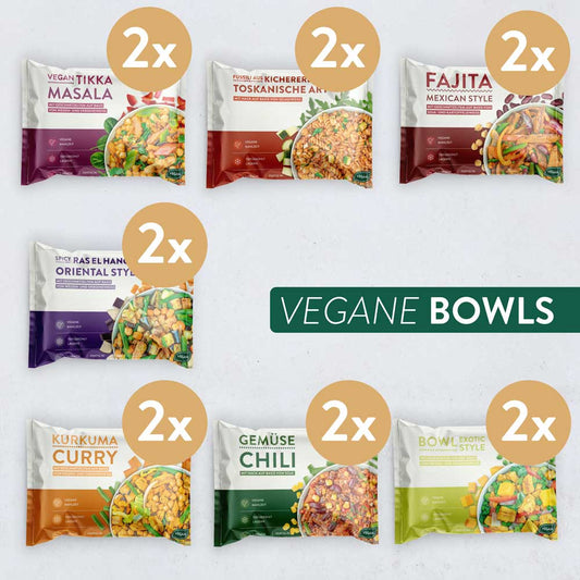 Produktübersicht des Vegane Bowls Pakets mit je 2 Packungen pro Sorte: Vegan Tikka Masala, Kichererbsen Toskanische Art, Fajita Mexican Style, Kurkuma Curry, Ras el Hanout Oriental Style, Gemüse Chili und Bowl Exotic Style. Beschriftet mit „VEGANE BOWLS“.