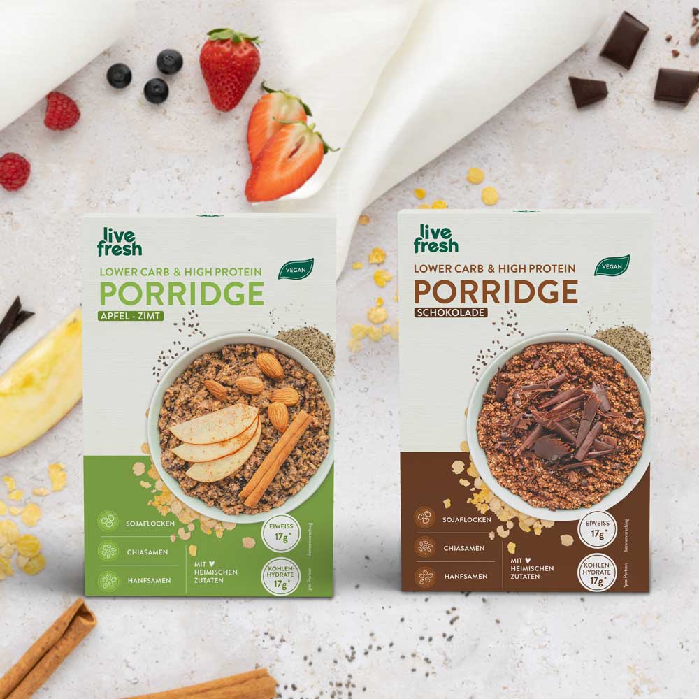 Zwei Sorten Porridge - Apfel-Zimt & Schoko - von LIveFresh auf hellem Hintergrund mit verschiedenen Zutaten wie Beeren, Zimtstangen oder Schokostücke.