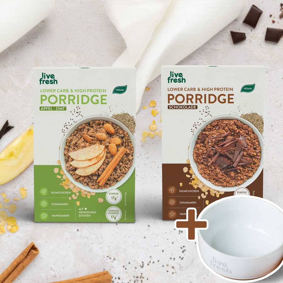 Zwei Sorten LiveFresh Porridge - Apfel Zimt & Schoko - sowie eine Schüssel. Alles vor einem hellem Hintergrund mit Schokolade, Zimtstangen & Apfelstücken.