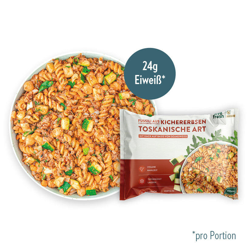 Tiefkühlgericht "Fusilli aus Kichererbsen – Toskanische Art" von LiveFresh mit Soja-Hack, Zucchini und Tomatensauce, serviert in einer weißen Schüssel. Daneben die Produktverpackung mit rotem Design und einem Hinweis auf 24g Eiweiß pro Portion.