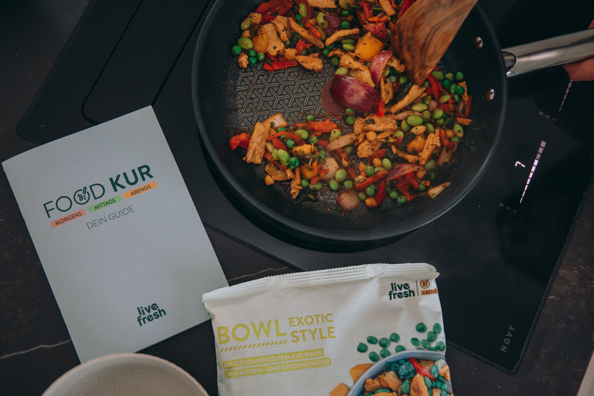 egane Bowl Exotic Style mit Erbsen, Paprika, Zwiebeln und pflanzlichem Protein in der Pfanne, daneben Verpackung und Ernährungs-Guide für gesundes Abendessen zum Abnehmen.