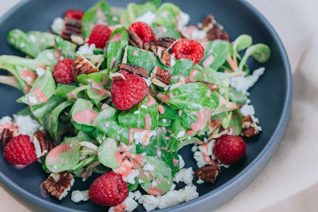 Feldsalat mit Himbeerdressing, Feta & Pekannüssen