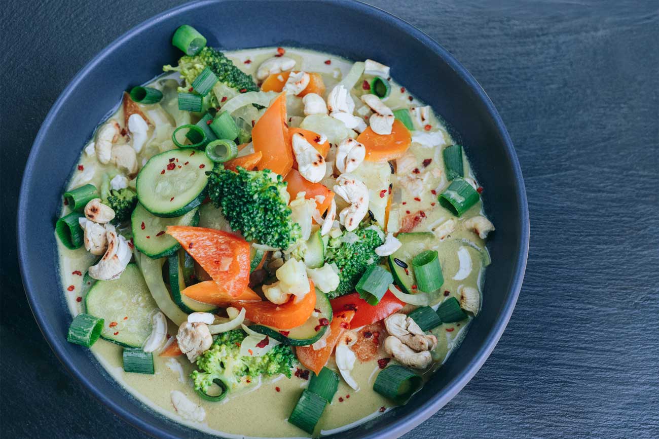 Low Carb Gemüse-Curry mit Kokosmilch & Cashew