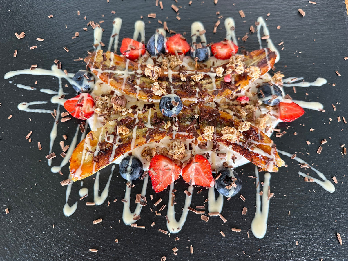 Healthy Banana Split Bowl mit Skyr & Mandelmus