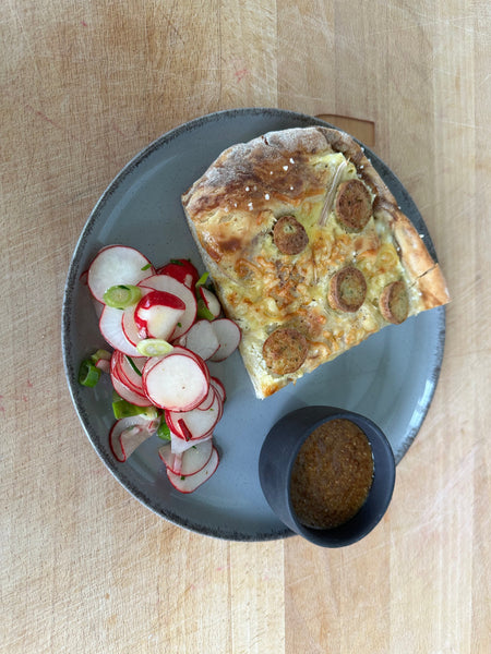 Brezelpizza mit Weißwurst, Käse & süßem Senf + Radieschensalat mit Senf-Vinaigrette