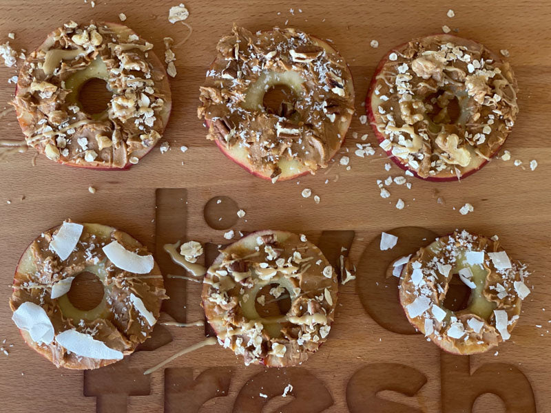 Vegane gesunde Apfel-Donuts mit Toppings