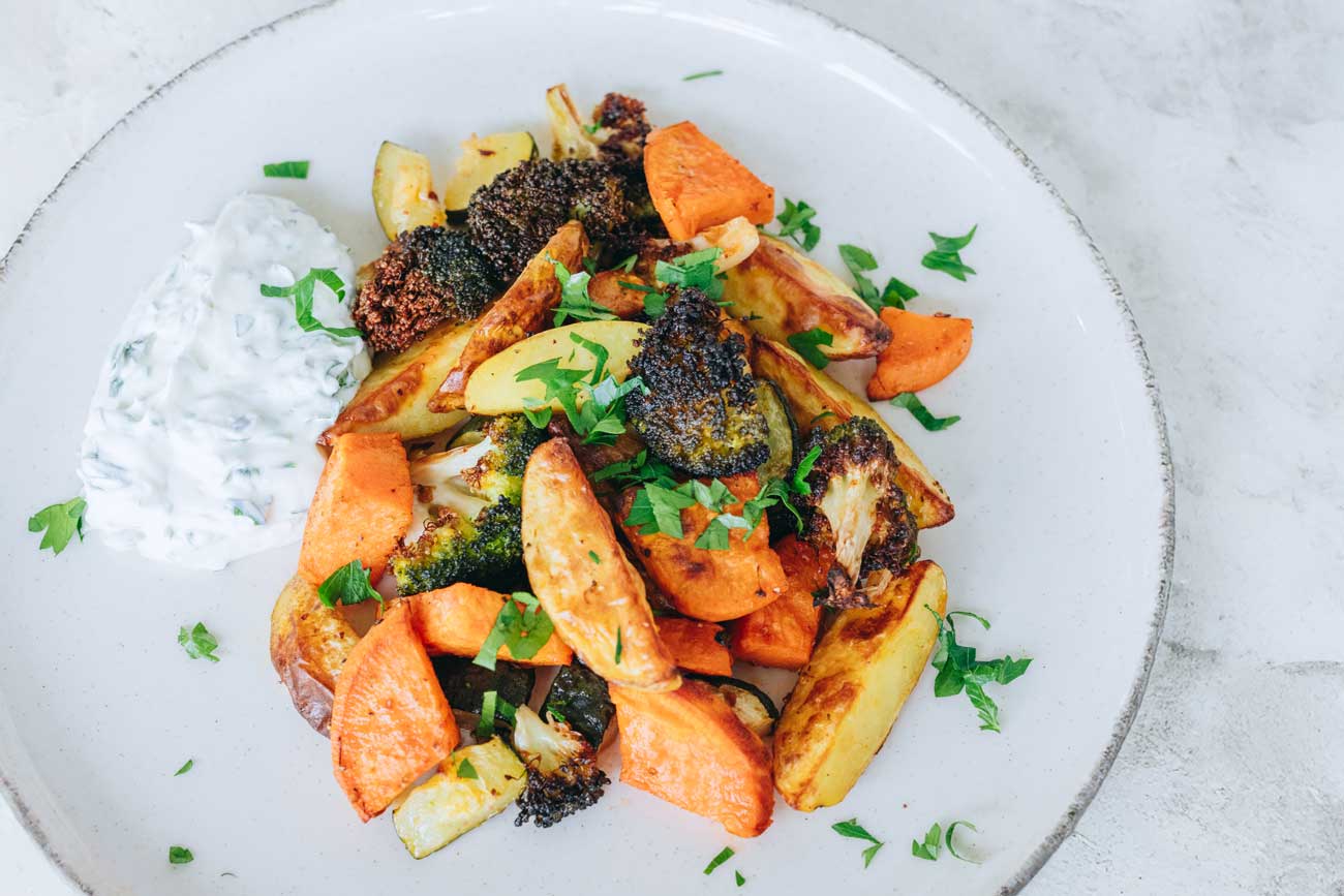 Low-Carb Ofengemüse mit Kräuterdip