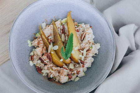 Low(er) Carb Dinkelporridge mit Birne, Zimt & Nüssen