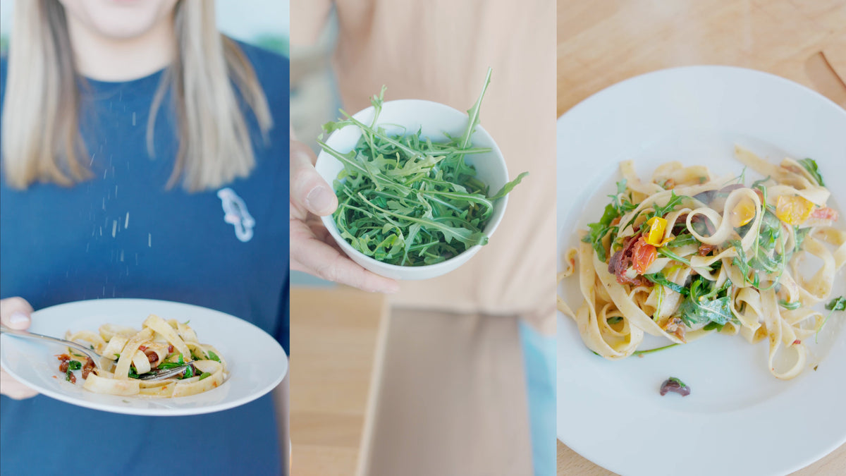 Vegane Tagliatelle mit Tomaten, Oliven und Rucola