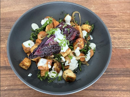 Ofen-Bowl mit geröstetem Rotkohl, Halloumi & Feta-Joghurt