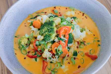 Low-Carb Gemüse-Curry mit Kokosmilch, Brokkoli & Co.