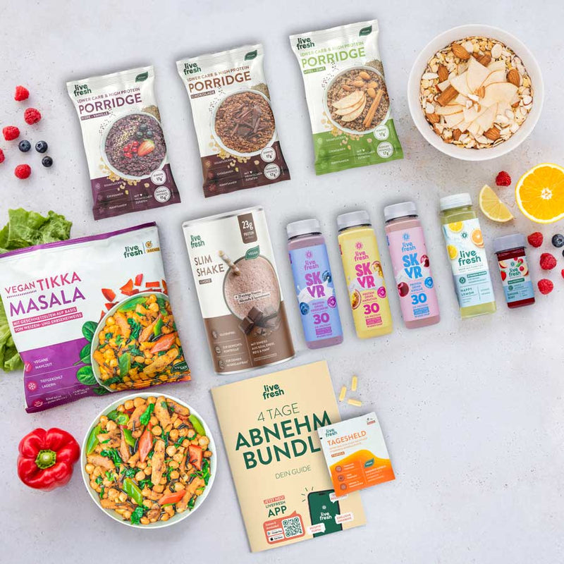 Übersicht verschiedener Live Fresh Produkte darunter Porridge Beutel vegane Tikka Masala Fertigmahlzeit Slim Shake Pulver Skyr Drinks Säfte und ein 4 Tage Abnehm Bundle Guide arrangiert auf hellem Hintergrund mit frischem Obst und Gemüse. Die Verpackungen zeigen Angaben wie vegan glutenfrei und 23 g Protein und vermitteln ein gesundes Ernährungskonzept zur Gewichtsabnahme.