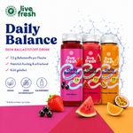 Drei Flaschen des „live fresh Daily Balance Ballaststoff Drink“ in den Sorten Red Berry, Wassermelone und Orange Maracuja stehen vor einem Wasserspritzer. Die Darstellung hebt Ballaststoffe, fruchtigen Geschmack und die Produkteigenschaften hervor. Sichtbarer Text. „live fresh“. „Daily Balance“. „DEIN BALLASTSTOFF DRINK“. „7,5 g Ballaststoffe pro Flasche“. „Natürlich fruchtig & erfrischend“. „Kühl geliefert“. „VEGAN“. „OHNE ZUCKERZUSATZ*“. „KALTGEPRESST“. Auf den Flaschen. „Red Berry“. „Wassermelone“. „Oran