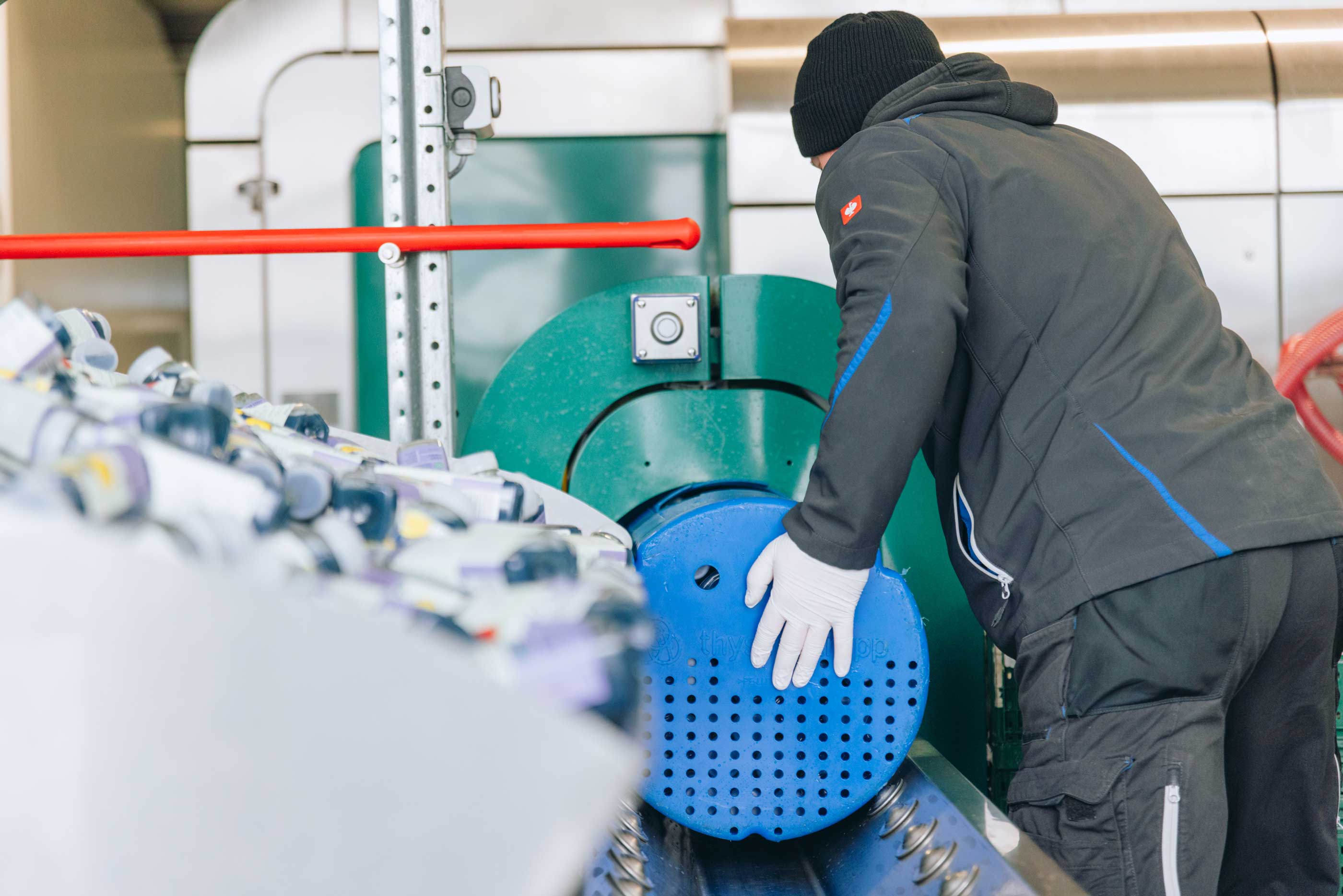 Mitarbeiter bedient eine HPP-Maschine, um Säfte mit Hochdruck schonend haltbar zu machen.