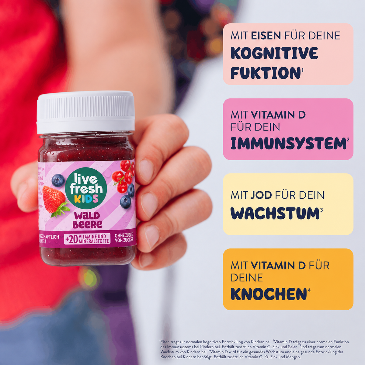 LiveFresh Kids Waldbeere Drink mit Waldbeeren-Design in einer Hand gehalten. Daneben zeigen vier farbige Infoboxen Hinweise zu kognitiver Funktion, Immunsystem, Wachstum und Knochen.
