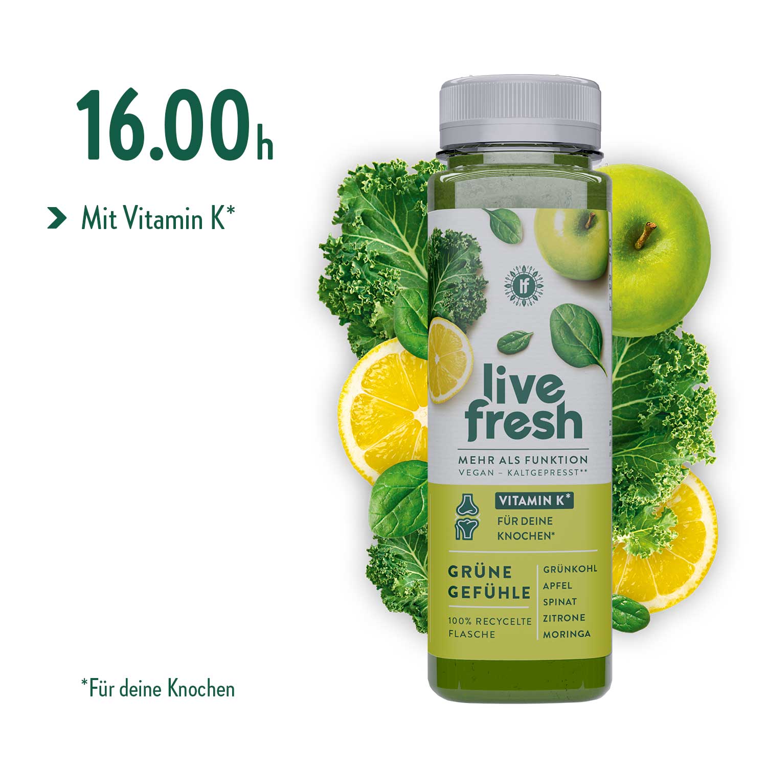 Livefresh Saftflasche „Grüne Gefühle“,  im Hintergrund Grünkohl, Apfel, Spinat, Zitrone und Moringa. Der grüne Text hebt die passende Uhrzeit während der Saftkur hervor, nämlich 16 Uhr, sowie Vitamin K für die Knochengesundheit.