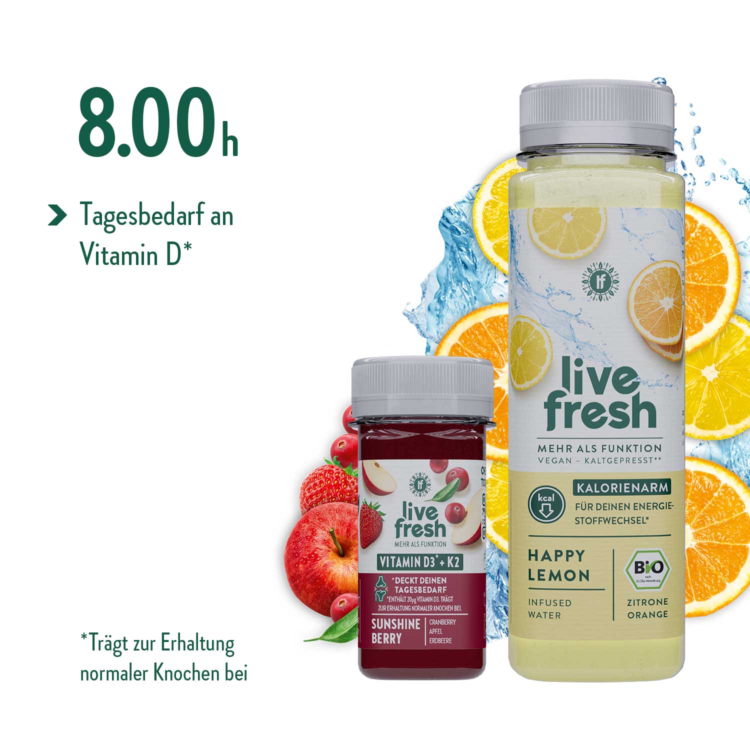 Zwei LiveFresh Getränke, ein Vitamin D3 + K2 Shot "Sunshine Berry" mit Beeren und Apfel sowie eine große Saftflasche kalorienarmes Infused Water "Happy Lemon" mit Zitrone und Orange, platziert vor frischen Früchten und spritzigem Wassersplash, mit Hinweis auf die Deckung des täglichen Vitamin D-Bedarfs.