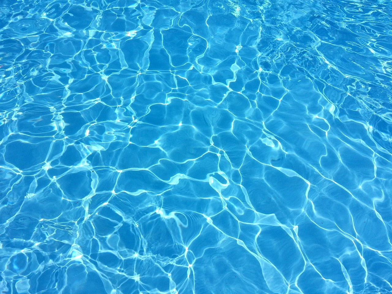 Ein Bild welches eine hellblaue, reflektierende Wasseroberfläche zeigt. 