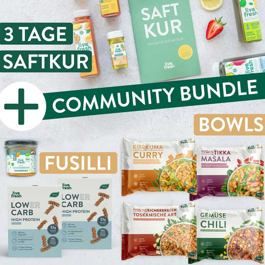 Dieses Bild zeigt Produktbild für ein „Community Bundle“ von Live Fresh, das eine Kombination aus Produkten, darunter eine 3-Tage-Saftkur („3 Tage Saftkur“) und verschiedene Lebensmittel, präsentiert. Die abgebildeten Artikel umfassen Säfte, einen Saftkur-Guide („Saftkur Guide“) sowie verschiedene Nahrungsmittel wie proteinreiche, kohlenhydratarme Fusilli-Nudeln, Gemüsebrühe und Fertiggerichte wie Kurkuma Curry, Veganes Tikka Masala, Kichererbsen-Fusilli Toskanische Art und Gemüse-Chili.