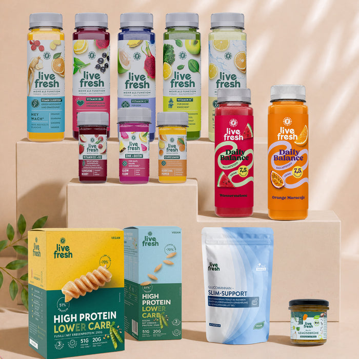Verschiedene LiveFresh Produkte sind auf hellen Podesten arrangiert, darunter funktionelle Getränke, Daily Balance Ballaststoffdrinks, High Protein Lower Carb Pasta, Glucomannan Slim Support und Gemüsebrühe. Die Zusammenstellung zeigt Produkte für eine Balance Kur mit Fokus auf Ballaststoffe, ergänzt durch fruchtige Getränke und Nahrungsergänzungen.