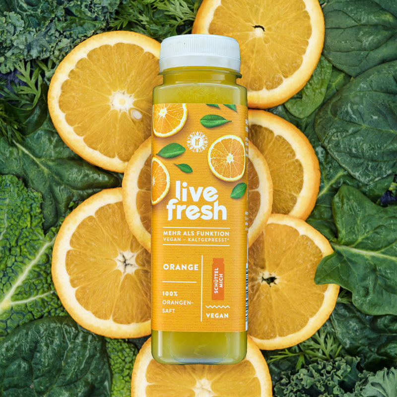 LiveFresh Orangensaft in der 250ml Flasche. Orangenes Rundumlabel und im HIntergrund frische Orangescheiben und grüne Blätter.#de