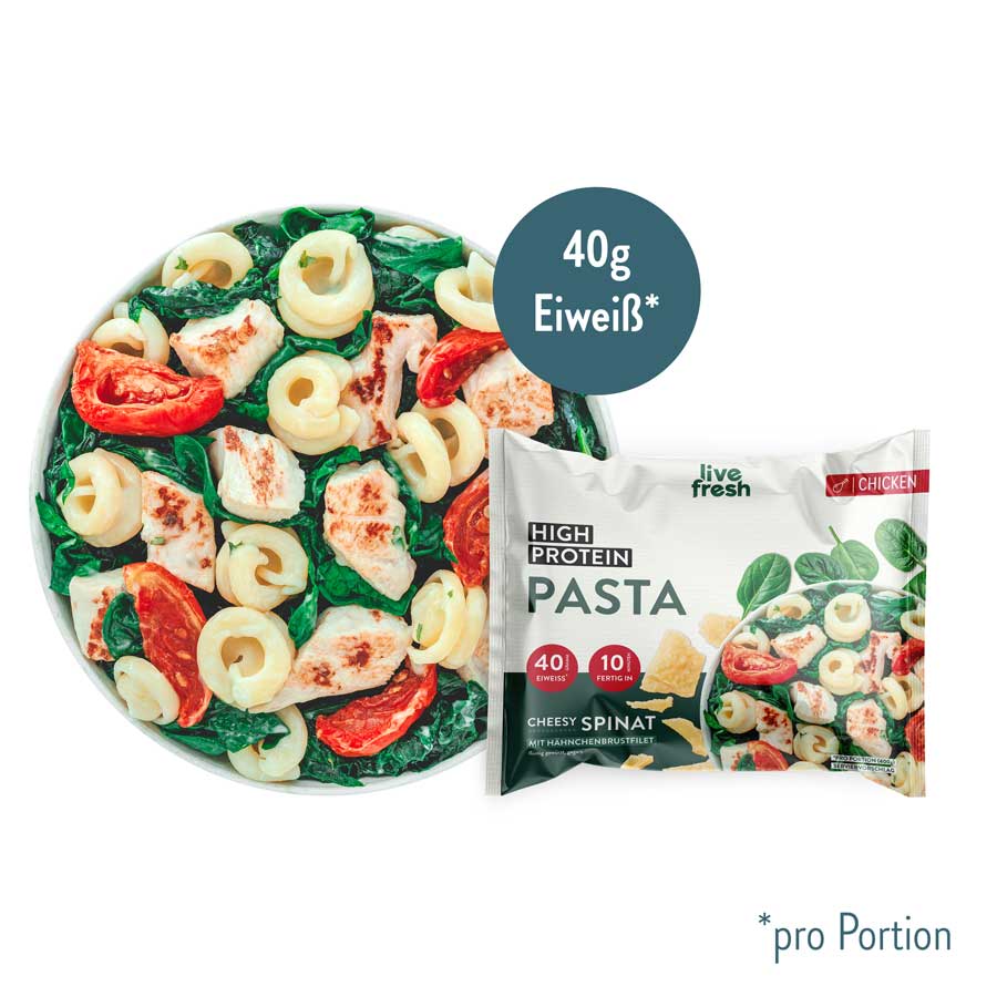 Eine High-Protein-Pasta-Bowl mit Hähnchenstücken, Spinat, getrockneten Tomaten und Käse-Tortellini, enthält 40g Eiweiß pro Portion. Die Verpackung ist mit „High Protein Pasta“ und „Cheesy Spinat“ beschriftet und hebt den hohen Eiweißgehalt hervor.