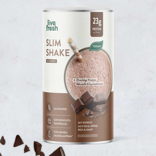 Zwei Sorten des veganen Slim Shake von LiveFresh: Vanille mit 24 g Protein pro Portion und Schoko mit 23 g Protein. Beide Shakes sind glutenfrei, unterstützen Muskelaufbau und Gewichtskontrolle und enthalten pflanzliches Eiweiß aus Soja, Erbse, Reis und Hanf. Die Verpackungen zeigen passende Zutaten wie Vanilleschoten und Schokolade.