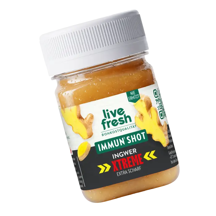 LiveFresh Immun Shot Ingwer Xtreme extra scharf mit orangefarbenem Ingwersaft und weißem Schraubverschluss. Auf dem Etikett stehen die Angaben LiveFresh Rohkostqualität, Immun Shot, Ingwer Xtreme, Extra scharf und Nie erhitzt.