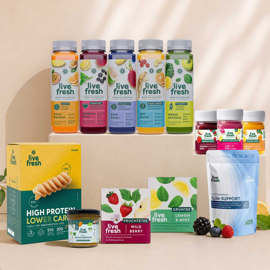 Live Fresh Starter Set mit bunten Säften und Immun Shots sowie High Protein Low Carb Pasta. Früchtetee und Grüntee. Gemüsebrühe und Glucomannan Slim Support vor hellem Hintergrund.